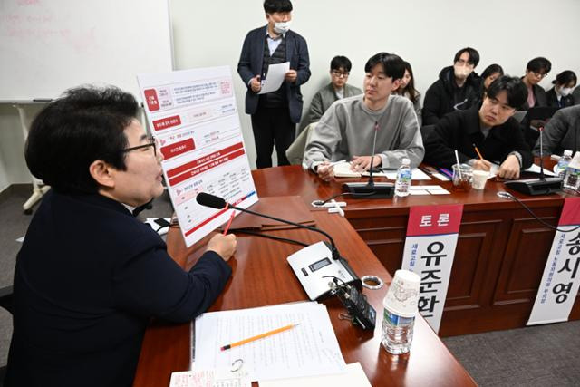 16일 국민의힘 환경노동위원회 간사인 임이자(왼쪽) 의원 주최로 국회에서 열린 '근로시간 제도 개편 방향 토론회'에서 MZ노조인 새로고침 노조협의회 유준환 의장과 송시영 부의장이 임 의원의 노동시간 개편 관련 설명을 듣고 있다. 고영권 기자