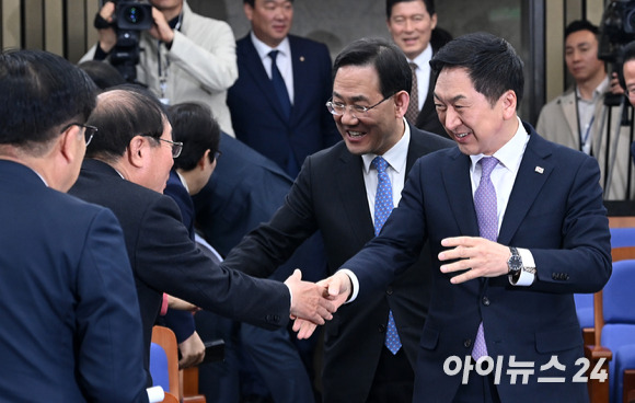 김기현 국민의힘 대표와 주호영 원내대표가 16일 오후 서울 여의도 국회에서 열린 의원총회에 참석하며 의원들과 인사하고 있다. [사진=김성진 기자]