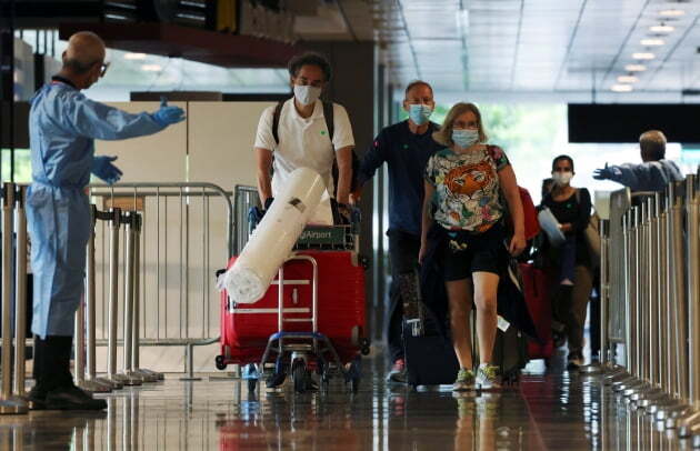 싱가포르 창이공항에 외국인 승객들이 도착하는 모습. /사진=연합뉴스