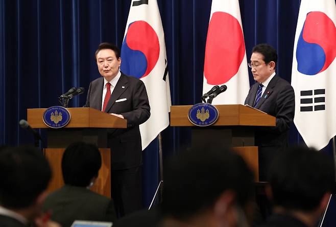 윤석열 대통령이 16일 일본 도쿄 총리 관저에서 열린 한일 정상 공동 기자회견에서 보도진 질의에 답변하고 있다. 연합뉴스