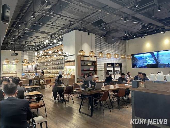 서울 여의도 IFC몰 뉴오리진 매장에서 공부를 하고 있는 모습.&nbsp; &nbsp;사진=박선혜 기자&nbsp;