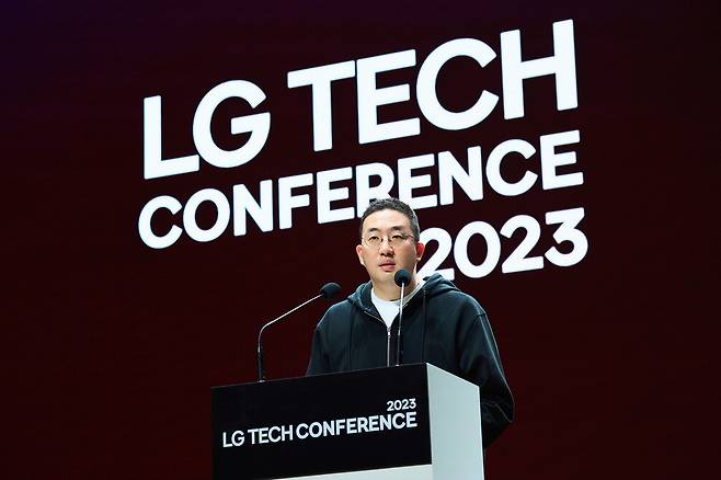 구광모 LG 회장이 16일 오전 서울 강서구 마곡 LG사이언스파크에서 열린 'LG 테크 콘퍼런스'에서 인사말을 하고 있다. 【사진 제공=LG】