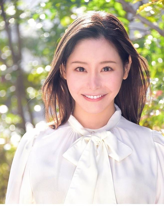 15일 요미우리신문에 따르면 40대 남성 A씨는 지난 13일 오후 6시쯤 내달 통일지방선거 출마 예정자인 와카바야시 리사(여·36)에게 접근해 껴안고 입을 맞추는 등 강제 추행한 혐의로 경찰에 붙잡혔다. /사진=와카바야시 리사 인스타그램