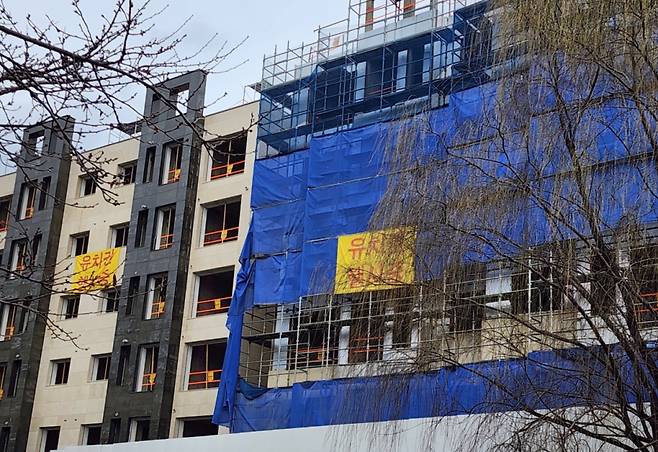 무주택 신혼부부를 위해 짓던 서울시 종로구 평창동 신혼부부 공동주택이 자금난에 매물로 나왔다. 대금을 받지 못한 업체가 붙인 '유치권 행사 중' 현수막이 건물 곳곳에 붙어있다./사진=배규민 기자