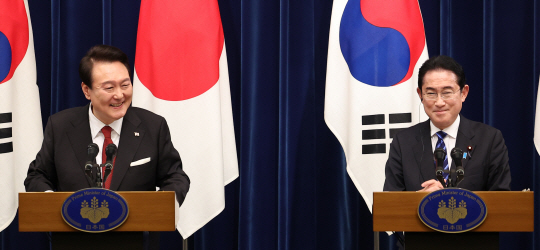 윤석열 대통령(왼쪽)과 기시다 후미오 일본 총리가 일본 도쿄 총리 관저에서 공동 기자회견을 하고 있다. 연합뉴스.