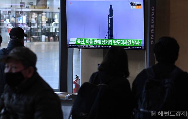 한일정상회담이 예정된 16일 북한이 탄도미사일을 동해상으로 발사한 가운데 서울역 대합실에서 시민들이 관련 뉴스를 시청하고 있다. 임세준 기자