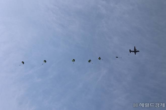 2023 FS/TIGER 연습의 일환으로 13일부터 17일까지 전남 장성 일대에서 실시된 대규모 공정·공중강습훈련에서 육군2신속대응사단 장병들이 CN-235(공군 수송기)에서 이탈하여 공정작전을 펼치고 있다. 육군제공