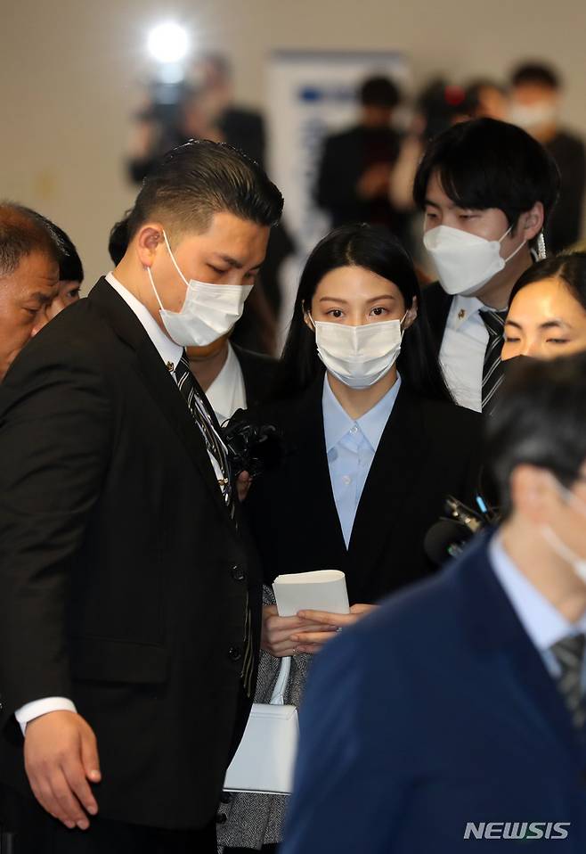 [부산=뉴시스] 하경민 기자 = 조국 전 법무부 장관의 딸 조민씨가 부산대학교 의학전문대학원 입학 취소결정에 불복해 제기한 입학허가 취소 처분 취소 소송의 증인심문을 위해 16일 부산 연제구 부산지법에 출석하고 있다. 2023.03.16. yulnetphoto@newsis.com