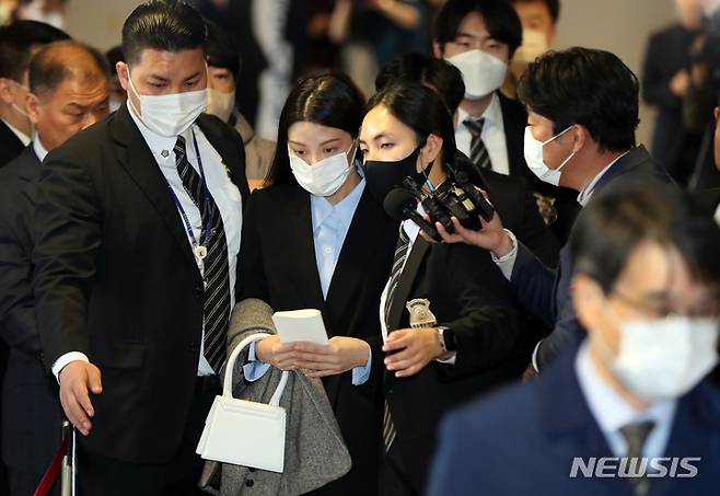 [부산=뉴시스] 하경민 기자 = 조국 전 법무부 장관의 딸 조민씨가 부산대학교 의학전문대학원 입학 취소결정에 불복해 제기한 입학허가 취소 처분 취소 소송의 증인심문을 위해 16일 부산 연제구 부산지법에 출석하고 있다. 2023.03.16. yulnetphoto@newsis.com