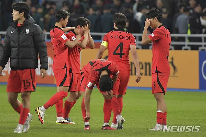 [타슈켄트=AP/뉴시스] 한국 20세 이하(U-20) 축구 대표팀 선수들이 15일(현지시간) 우즈베키스탄 타슈켄트의 분요드코르 경기장에서 열린 2023 아시아축구연맹(AFC) U-20 아시안컵 준결승 우즈베키스탄에 승부차기로 패한 후 아쉬워하고 있다. 김은중 감독이 이끄는 한국은 연장전 끝 승부차기에서 1-3으로 패해 공동 3위로 대회를 마감했다. 2023.03.16.