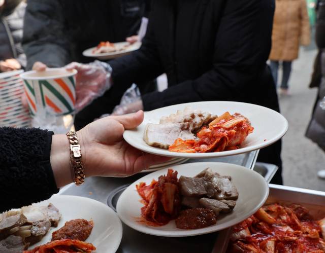 ▲2일 오후 대구 북구 대현동 이슬람 사원 공사장 앞에서 사원 건립을 반대하는 주민들이 돼지고기 수육과 소고기국밥을 먹는 행사를 열고 있다. ⓒ연합뉴스