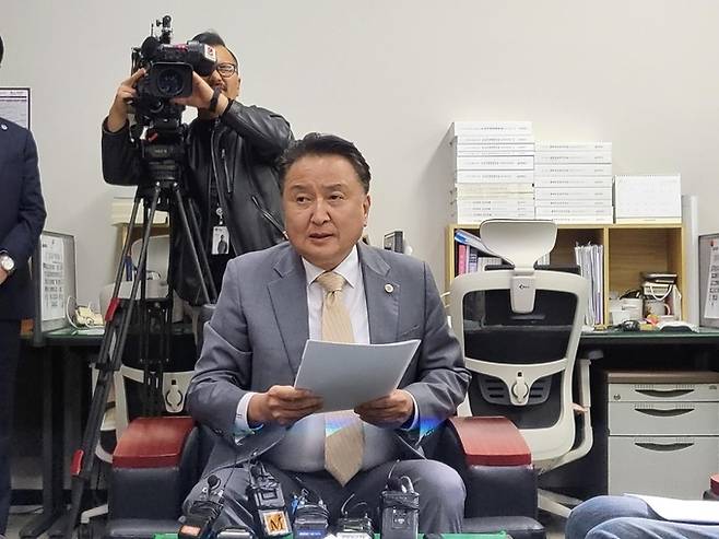 김영환 충북지사(앞줄 왼쪽)가 16일 청주 도청 내 기자실에서 자신의 친일파 발언 논란과 관련해 기자회견을 하고 있다. 청주=연합뉴스