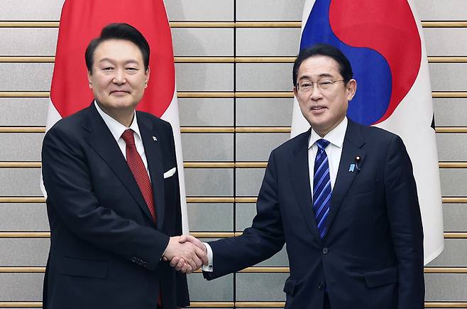 윤석열 대통령과 기시다 후미오 일본 총리가 16일 도쿄 총리 관저에서 열린 한일 확대정상회담에서 악수하고 있다. 뉴시스