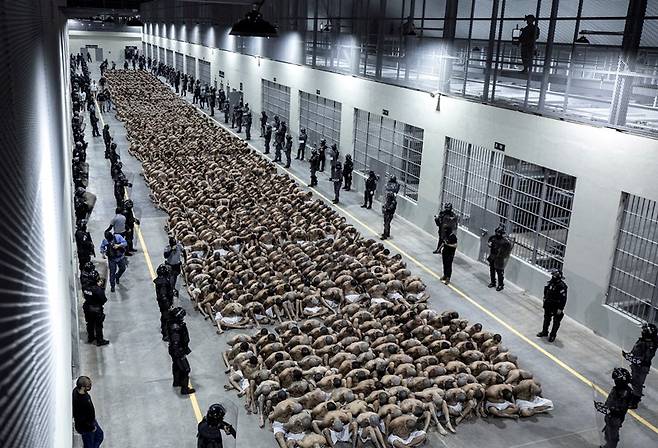 2000명에 달하는 갱단 조직원들을 새 교도소에 무더기로 수감됐다. 로이터 연합뉴스