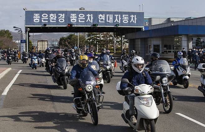 한석호 전태일재단 사무총장은 “1980년대 후반~1990년대 초만 해도 현대차나 공기업 임금과 인천 부평·주안공단 하청업체 임금이 별 차이가 안 났다”라고 말했다. 사진은 현대자동차 울산공장 퇴근길 모습. ⓒ시사IN 조남진