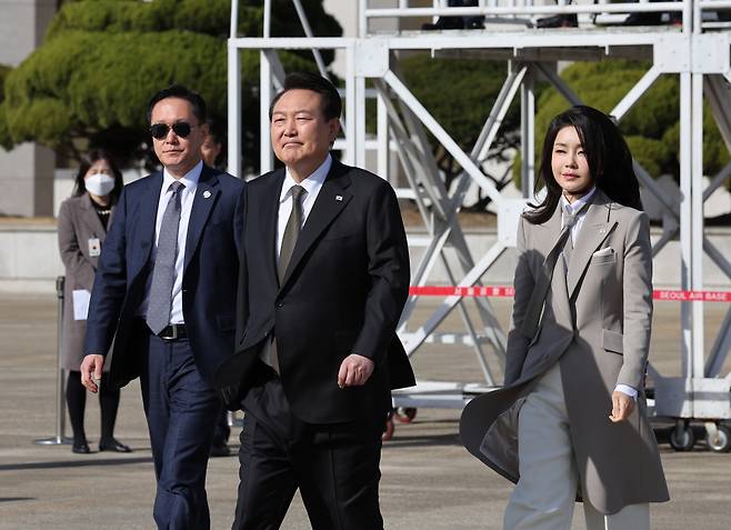 1박2일 일정으로 일본을 방문하는 윤석열 대통령과 김건희 여사가 16일 오전 성남 서울공항에 도착, 공군 1호기로 향하고 있다. ⓒ연합뉴스
