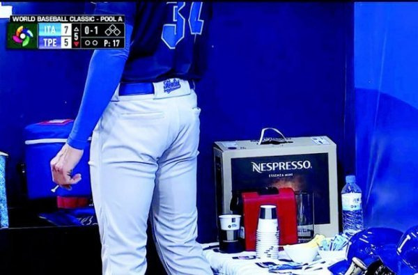 이탈리아 대표팀 더그아웃에 마련된 에스프레소 머신. MLB 화면 캡처.