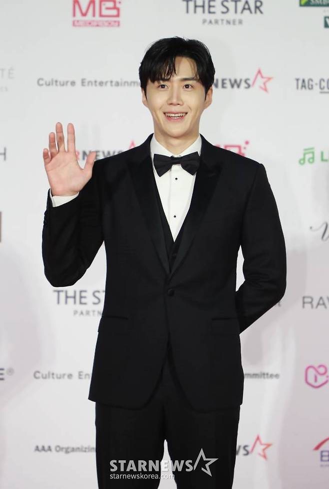 배우 김선호가 13일 오후 일본 나고야 니혼가이시홀에서 열린 스타뉴스-미디어보이 주최 '2022 Asia Artist Awards IN JAPAN'(2022 아시아 아티스트 어워즈, 이하 2022 AAA) 레드카펫행사에서 포즈를 취하고 있다. 스타뉴스와 미디어보이가 주최하고 Asia Artist Awards 조직위원회와 더스타파트너, 컬쳐 엔터테인먼트가 공동 주관하는 글로벌 NO.1 시상식 '2022 AAA'에는 올 한 해 동안 국내외에서 많은 사랑을 받은 가수, 배우들이 참석해 눈을 뗄 수 없는 화려한 글로벌 축제의 장을 펼친다. 2022.12.13 /사진=이동훈 기자 photoguy@