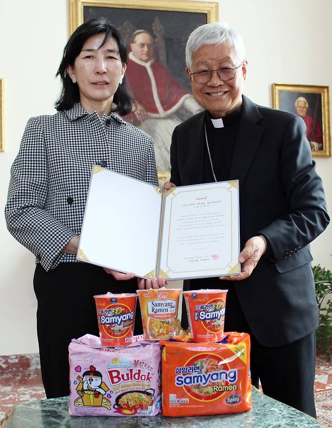 기부 서약서 들어 보이는 김정수 삼양식품 부회장과 유흥식 추기경 (바티칸=연합뉴스) 신창용 특파원 = 15일 오후(현지시간) 바티칸 교황청 성직자부에서 김정수 삼양식품 부회장과 유흥식 추기경이 라면 20만개 기부 서약서를 들어 보이고 있다. 2023.03.15 changyong@yna.co.kr