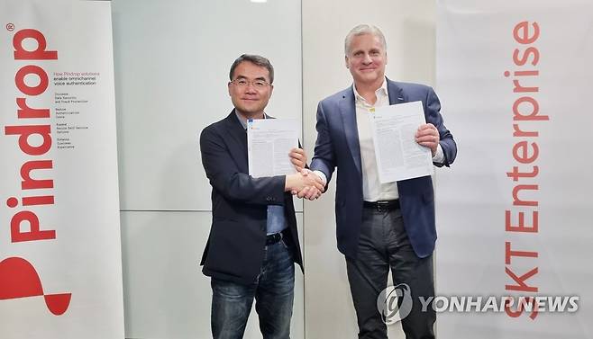 SKT, 핀드롭과 '음성인증 AI' 서비스 출시 (서울=연합뉴스) SKT가 음성기술 선도기업인 핀드롭과 음성인증AI 상품을 출시하고 AI컨택센터 시장 확산에 나선다고 16일 밝혔다. 사진은 업무 협약 체결 후 기념 촬영하는 이규식 SKT Enterprise AI사업담당(왼쪽)과 마이클 휴즈 핀드롭 부사장. 2023.3.16 [SKT 제공. 재판매 및 DB 금지] photo@yna.co.kr