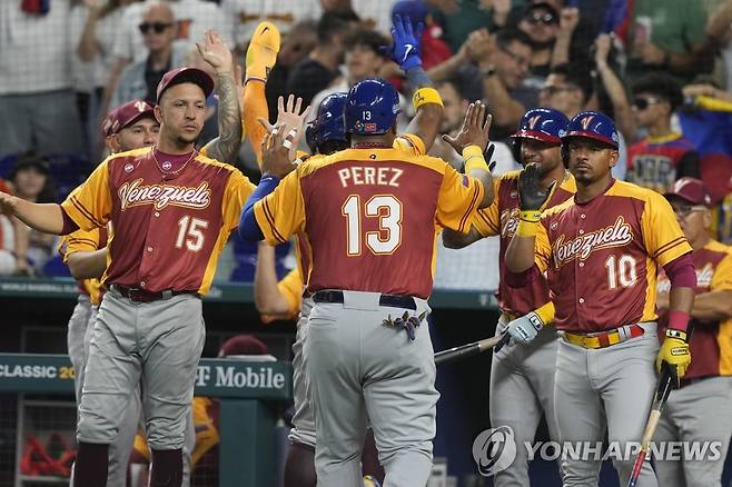 기뻐하는 베네수엘라 선수들 (마이애미 AP=연합뉴스) 베네수엘라 선수들이 16일(한국시간) 미국 플로리다주 마이애미 론디포파크에서 열린 2023 WBC D조 1라운드 이스라엘과의 경기에서 득점한 뒤 기뻐하고 있다.