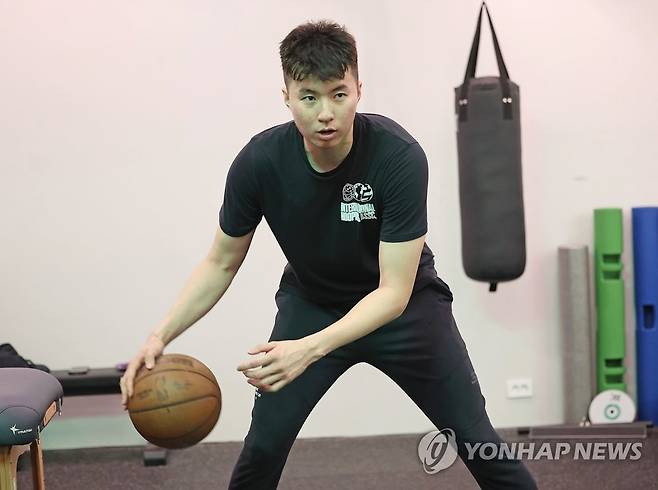 '한국농구 희망' 이현중, 비상 준비 (서울=연합뉴스) 류영석 기자 = 미국프로농구(NBA) 진출에 도전하는 데이비드슨대 포워드 이현중이 13일 오후 서울 서초구 3Ps 퍼포먼스랩에서 재활 훈련을 하고 있다. 2023.1.13 ondol@yna.co.kr