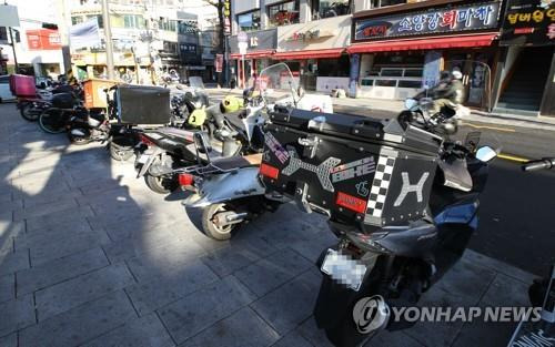 배달 대기 중인 오토바이들 [연합뉴스 자료]