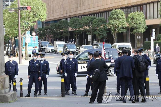 한일 정상회담 앞두고 삼엄해진 도쿄 경비 (도쿄=연합뉴스) 박상현 특파원 = 16일 윤석열 대통령과 기시다 후미오 일본 총리의 한일 정상회담을 앞두고 도쿄 시내의 한 공원에서 경찰들이 경비 활동을 하고 있다. 2023.3.16 psh59@yna.co.kr