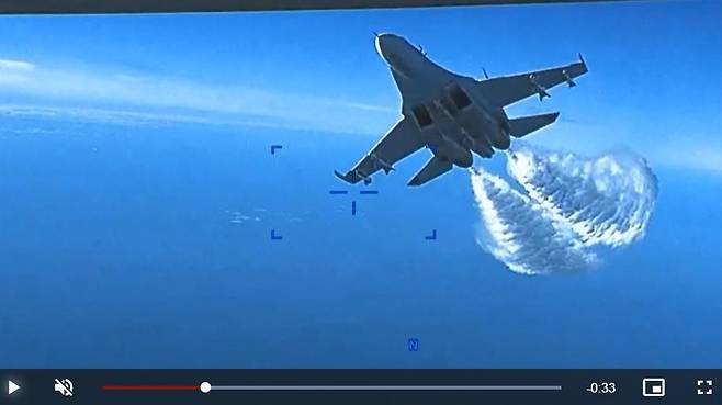 연료를 뿌리며 접근하는 러시아 Su-27 전투기 [미군 유럽사령부 제공 동영상 캡처. 재판매 및 DB 금지]