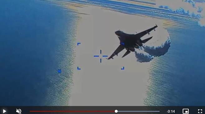연료를 뿌리며 2차 접근하는 러시아 Su-27 전투기 [미군 유럽사령부 제공 동영상 캡처. 재판매 및 DB 금지]