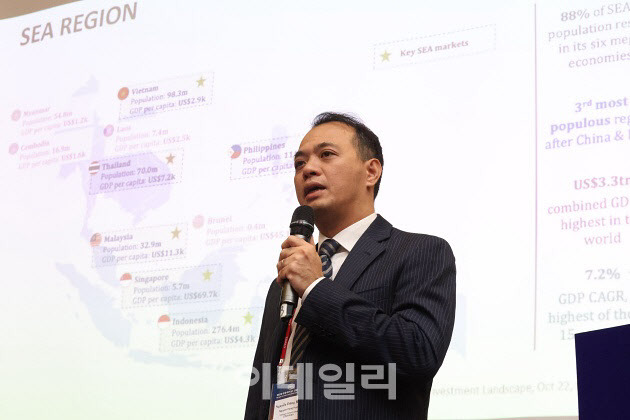 [하노이(베트남)=이데일리 이영훈 기자] 응우옌 당 흥 핀테크클럽 회장이 17일 베트남 인터컨티넨탈 하노이 랜드마크72에서 열린 ‘제12회 국제 비즈니스·금융컨퍼런스(IBFC)’에서 ‘베트남 핀테크 현황’을 주제로 발표하고 있다.