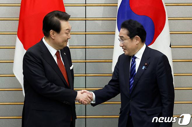 16일(현지시간) 윤석열 대통령과 기시다 후미오 일본 총리가 일본 도쿄 총리 관저에서 열린 한일 정상회담을 전 악수를 나누고 있다. ⓒ 로이터=뉴스1 ⓒ News1 정윤영 기자