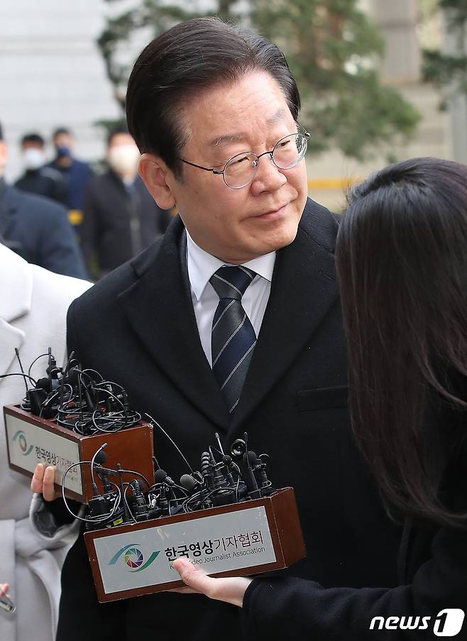 이재명 더불어민주당 대표가 17일 오전 서울 서초구 서울중앙지방법원에서 열린 공직선거법 위반 공판에 출석하고 있다. 2023.3.17/뉴스1 ⓒ News1 임세영 기자