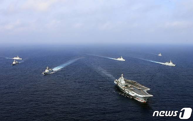 중국 항공모함 랴오닝함을 비롯한 인민해방군 함정들이 2018년 4월 동중국해에서 훈련을 실시하고 있다. ⓒ AFP=뉴스1 ⓒ News1 강민경 기자
