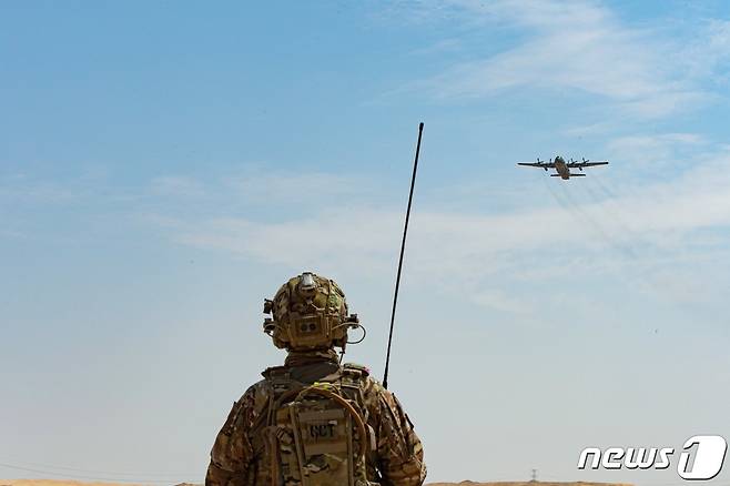 공군은 지난 달 26일부터 아랍에미리트(UAE) 아부다비의 알 다프라 기지에서 UAE 공군사령부가 주관하는 다국적 연합훈련인 '2023년 데저트 플래그(Desert Flag) 훈련'에 참가했다고 17일 밝혔다. 화물 투하지역에서 공군 공정통제사 요원이 C-130 수송기를 관제하고 있다. (공군 제공) 2023.3.17/뉴스1