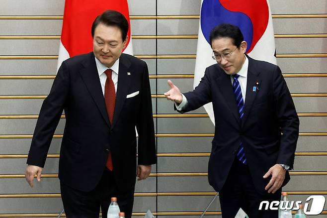 윤석열 대통령(왼쪽)과 기시다 후미오 일본 총리. ⓒ 로이터=뉴스1