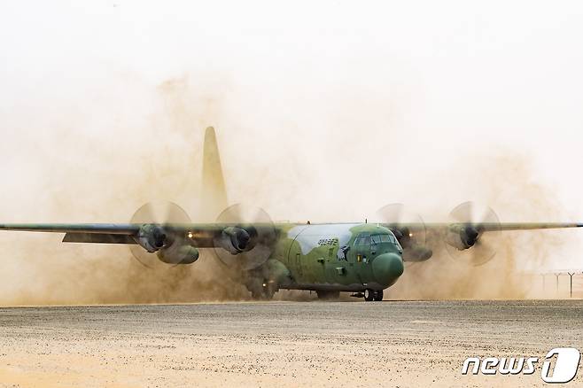 공군 C-130 수송기가 험지 이착륙 훈련에서 비포장 활주로에 착륙하고 있다. (공군 제공) 2023.3.17/뉴스1