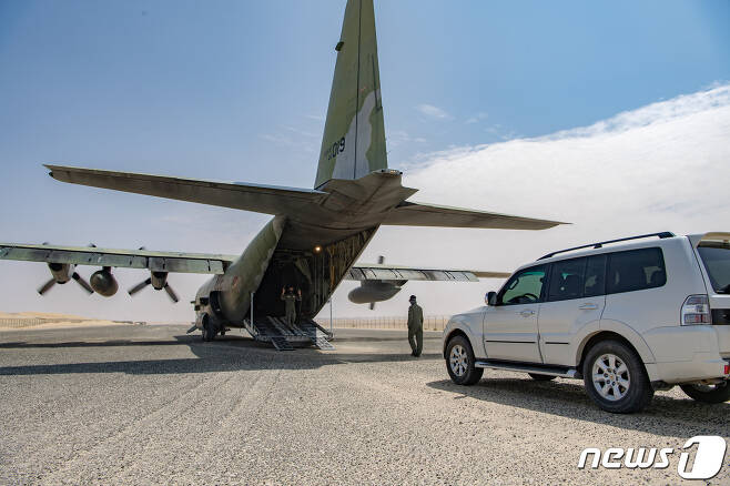 공군 C-130 수송기가 비포장 활주로에 착륙 후 작전차량을 적재하고 있다. (공군 제공) 2023.3.17/뉴스1