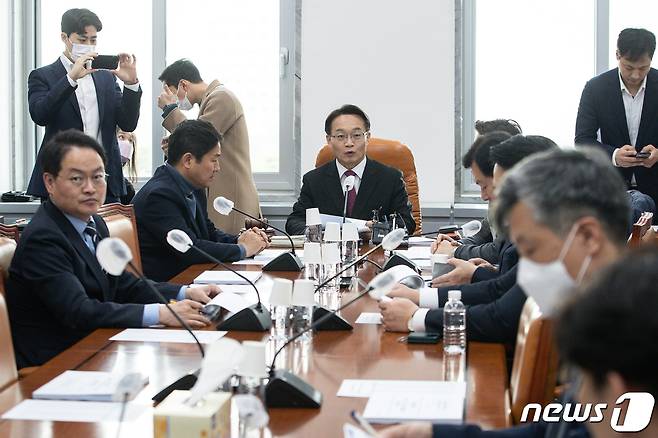 조해진 국회 정치개혁특별위원회 정치관계법개선소위원장이 9일 서울 여의도 국회에서 열린 제404회 국회(임시회) 정치개혁특별위원회 제8차 정치관계법개선소위원회를 주재하고 있다. 2023.3.9/뉴스1 ⓒ News1 유승관 기자