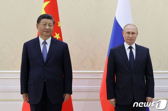 블라디미르 푸틴 러시아 대통령과 시진핑 중국 국가주석이 2022년 9월 15일(현지시간) 우즈베키스탄 사마르칸트에서 열린 상하이 협력기구(SCO) 정상회의서 포즈를 취하고 있다. ⓒ AFP=뉴스1 ⓒ News1 우동명 기자