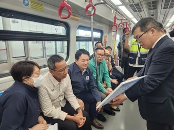 원희룡 국토교통부 장관이 인도네시아 자카르타 경전철(LRT) 1A단계를 시승하고 있다. /신현우 기자