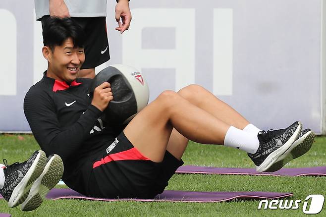 대한민국 축구대표팀 손흥민 선수가 20일 오전 경기 파주 국가대표 트레이닝센터(NFC)에서 훈련을 하고 있다. 파울루 벤투 감독이 이끄는 대한민국 축구대표팀은 오는 23일 고양종합운동장에서 코스타리카와 맞대결을 펼친 뒤, 27일 서울월드컵경기장에서 카메룬을 상대한다. 2022.9.20/뉴스1 ⓒ News1 이광호 기자