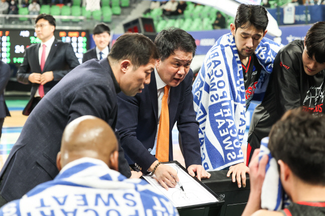 한국가스공사 유도훈 감독(가운데)이 17일 대구실내체육관에서 열린 2022~2023 프로농구 정규리그 SK전에서 작전지시를 하고 있다. 사진제공 | KBL