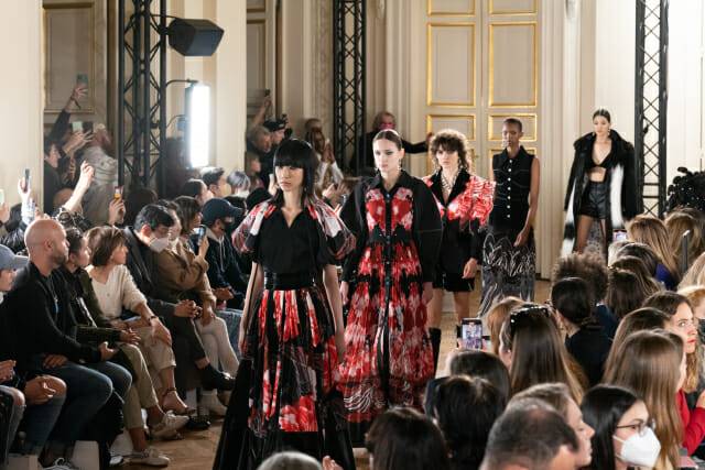 파리패션위크에서 두칸의 작품을 선보이는 모습