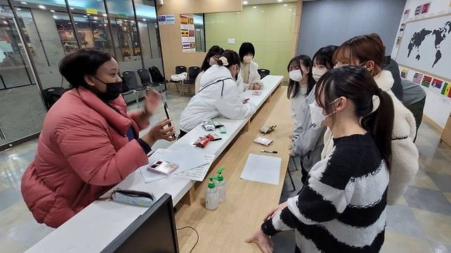 일본 고등전문학교 학생들이 대구경북 영어마을에서 상황체험을 하면서 영어학습을 하고 있다.