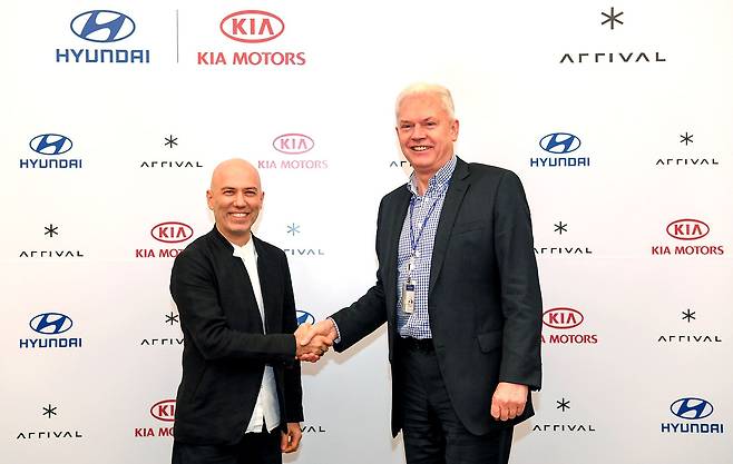 2020년 1월 16일 데니스 스베르드로프(왼쪽) 당시 어라이벌 CEO와 알버트 비어만(오른쪽) 당시 현대차·기아 연구개발본부  사장이 ‘투자 및 전기차 공동개발에 대한 계약’을 체결하고 기념촬영을 하고 있다. /현대차그룹 제공