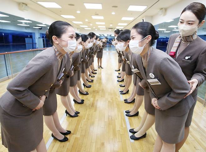 지난해 11월 17일 서울 강서구 아시아나항공 교육훈련동에서 열린 일본 대학생 승무원 체험과정에서 일본 오키나와 인터내셔널 리조트 칼리지 학생들이 인사하기 연습을 하고 있다. / 아시아나항공
