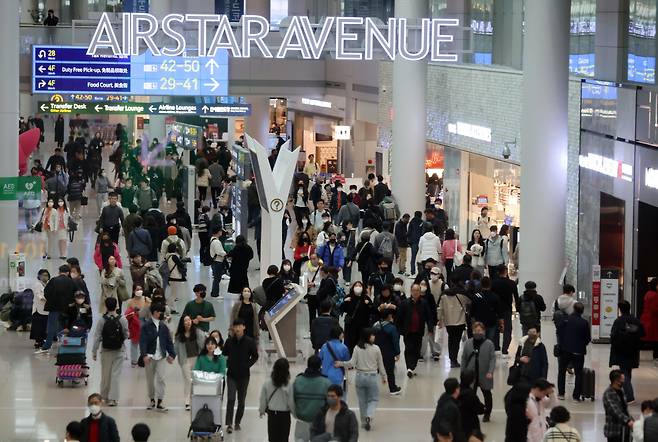 3월 1일 오전 인천국제공항 제1여객터미널 면세점이 이용객들로 붐비고 있다. /뉴스1