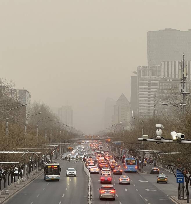 대기 오염이 심한 날의 중국 베이징 도로. /베이징=김남희 특파원