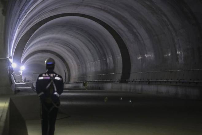 지난해 12월29일 서울 강남구 수서역 인근 GTX-A 삼성~동탄 구간 터널에서 현장관리자가 현장을 살펴보고 있다. ⓒ뉴시스
